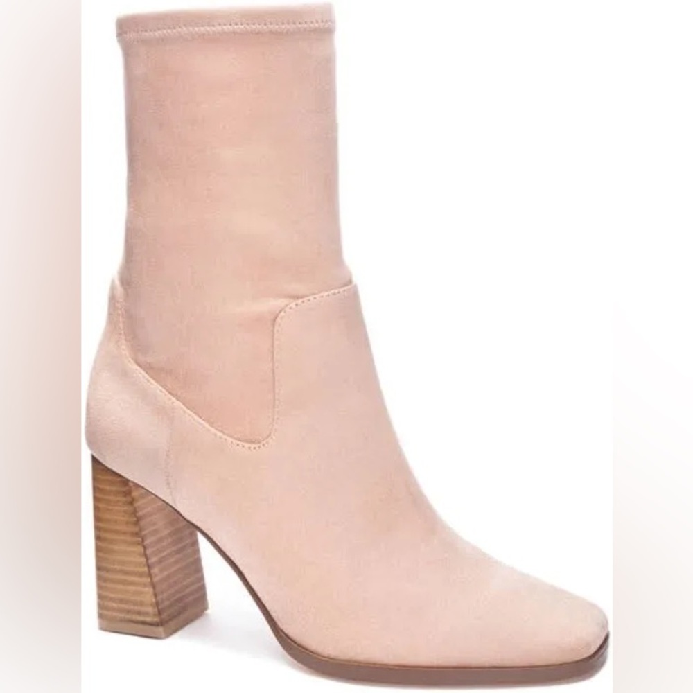 Chinese Laundry Natural Suede Booties size 8 
Don’t wear them anymore